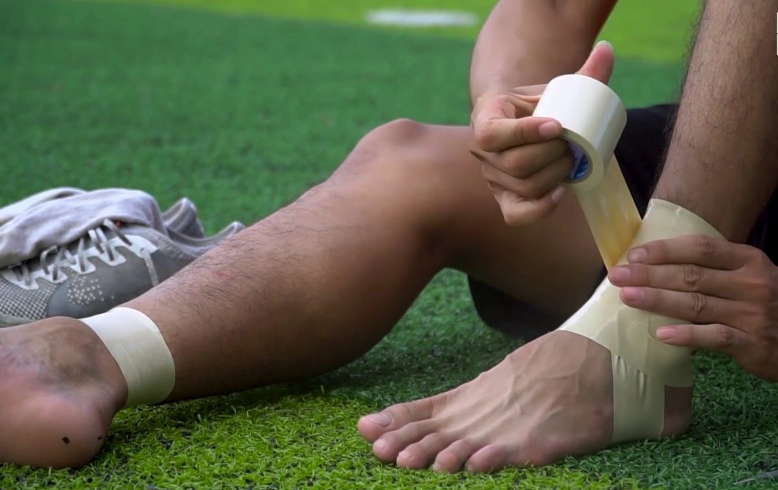 Cách quấn băng cổ chân để hạn chế chấn thương khi đá bóng