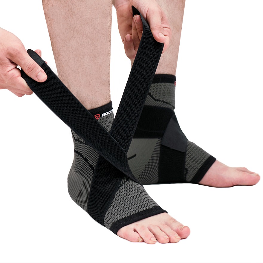 Quấn băng cổ chân là một trong những bí quyết hạn chế chấn thương khi chơi bóng đá