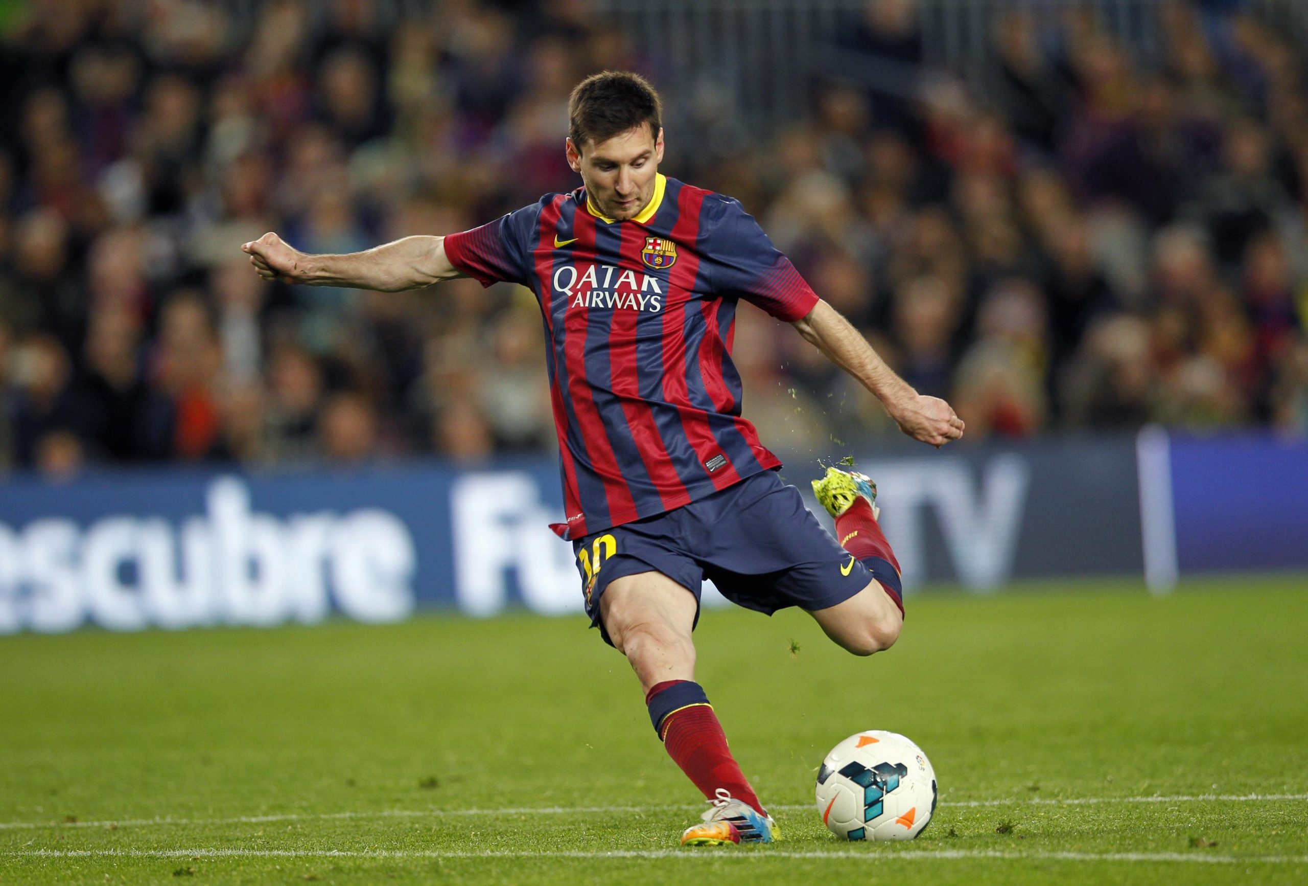 Messi sút bóng má trong đầy uy lực