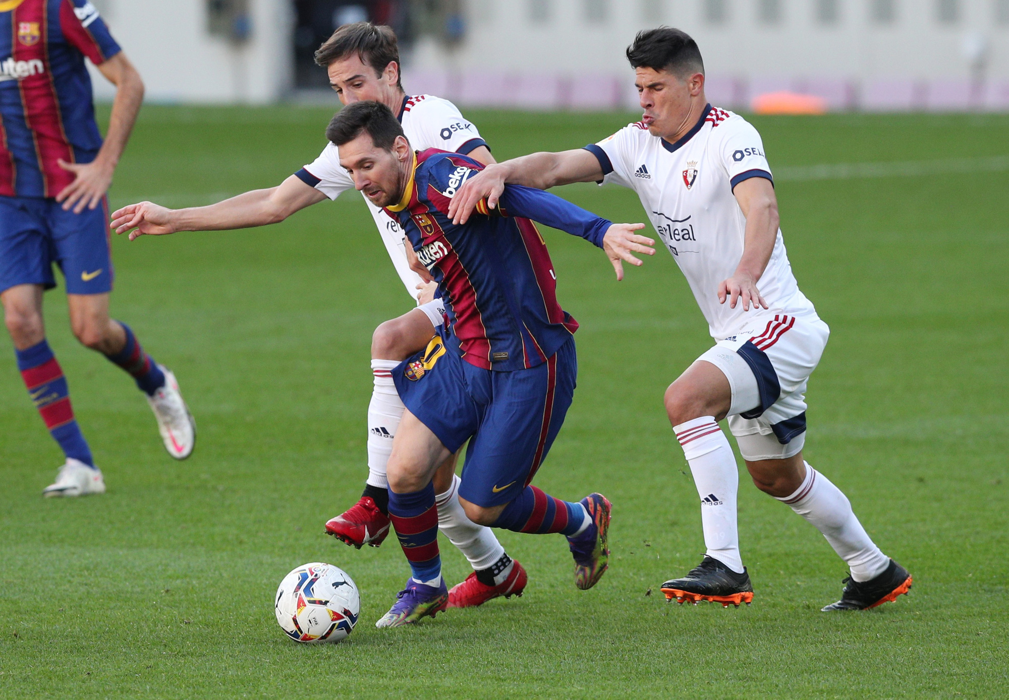Messi tự tin giữ bóng trước nhiều đối thủ